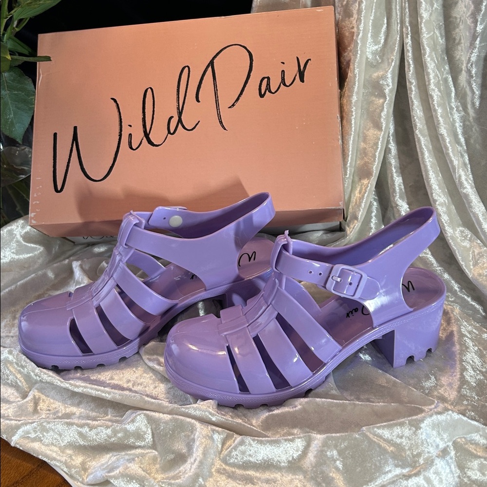 NWT WILD PAIR JELLY SANDALS 8